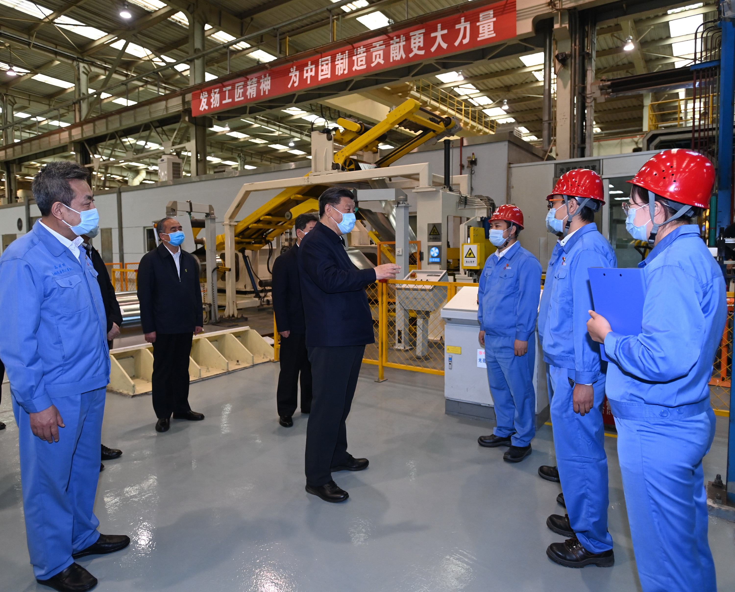5月11日至12日，中共中央總書記、國家主席、中央軍委主席習近平在山西考察。這是5月12日上午，習近平在太鋼不銹鋼精密帶鋼有限公司生產車間，了解企業(yè)復工復產情況。新華社記者 李學仁 攝.JPG