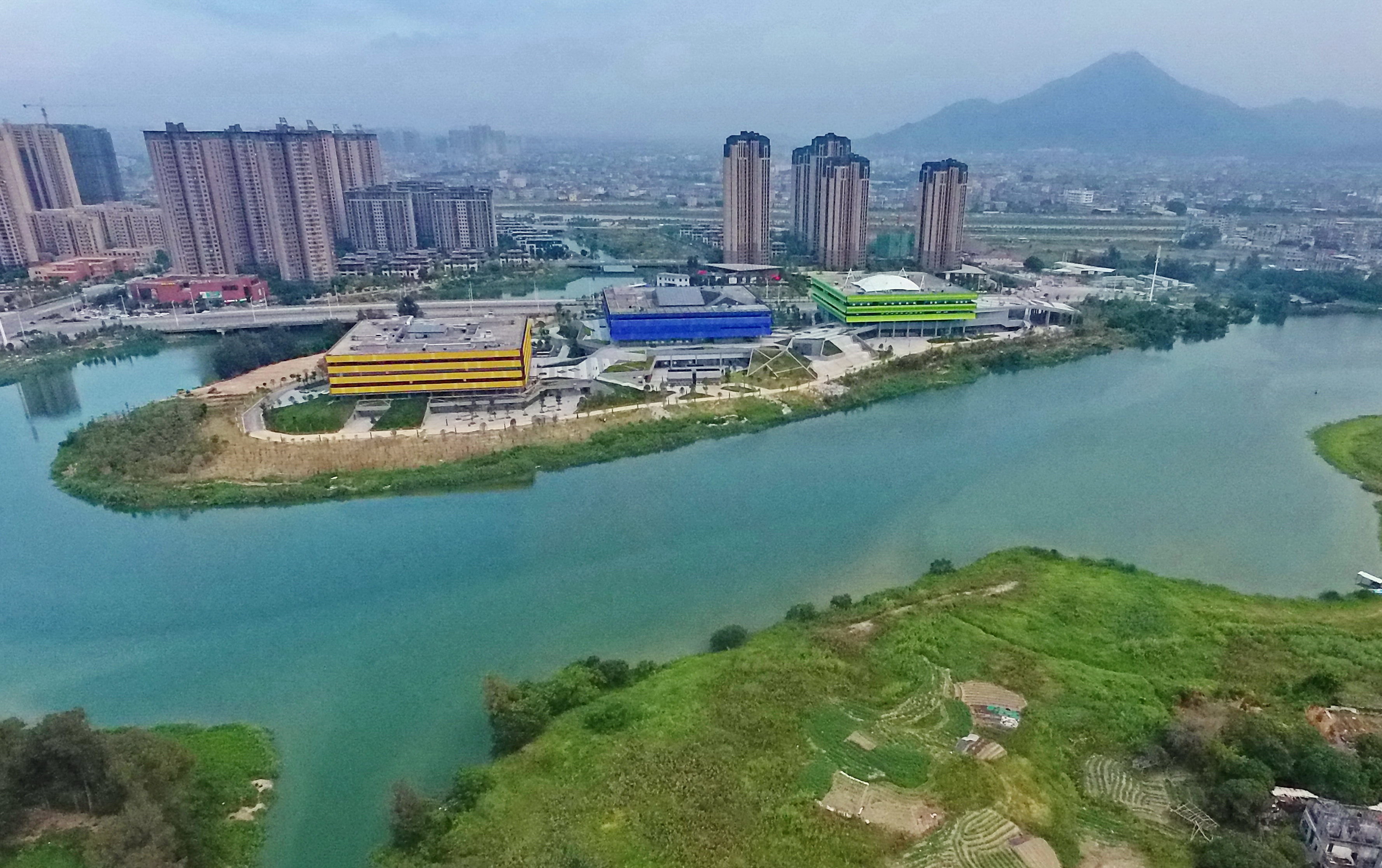 這是利用木蘭溪流域舊河道開(kāi)挖成的人工湖——玉湖。當(dāng)?shù)卦诖私Y(jié)合周邊公共綠地，建設(shè)公共建筑，實(shí)現(xiàn)了現(xiàn)代建筑與自然景觀渾然一體。
