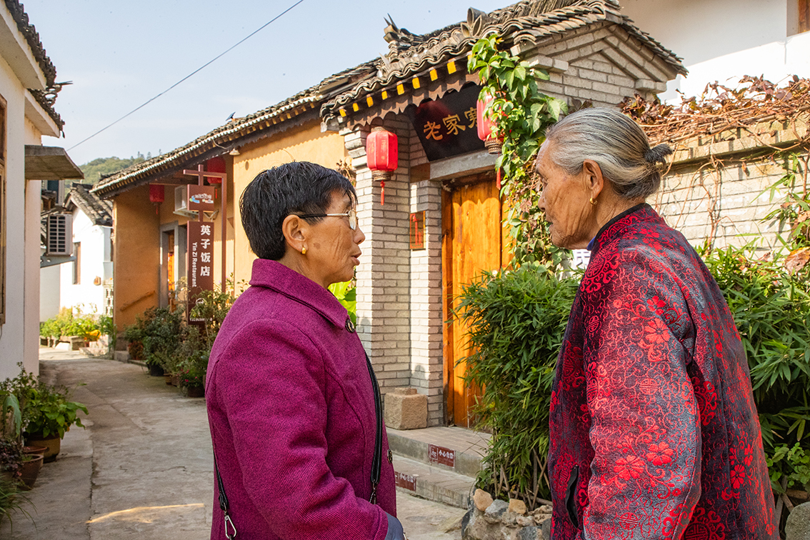 中國鄉(xiāng)村旅游新殺出一匹“黑馬”，人們都往這跑，深秋旅游真火爆