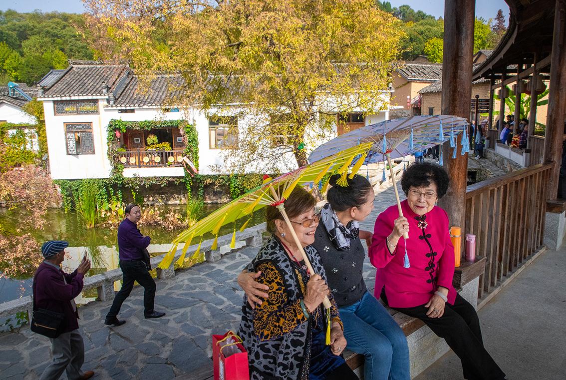中國鄉(xiāng)村旅游新殺出一匹“黑馬”，人們都往這跑，深秋旅游真火爆