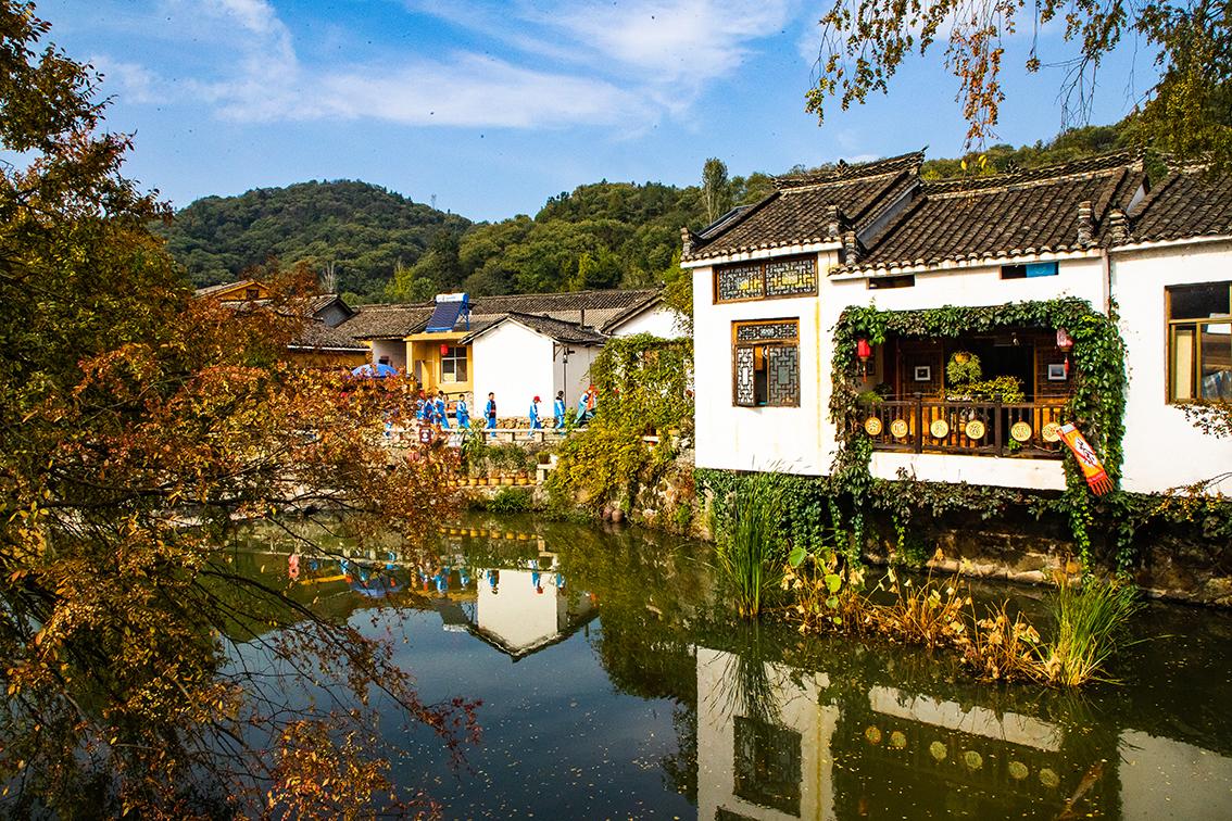 中國鄉(xiāng)村旅游新殺出一匹“黑馬”，人們都往這跑，深秋旅游真火爆