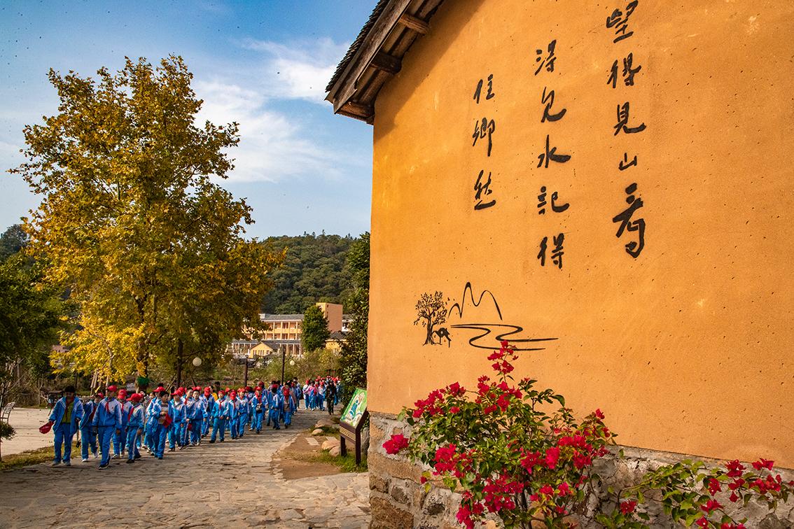 中國鄉(xiāng)村旅游新殺出一匹“黑馬”，人們都往這跑，深秋旅游真火爆