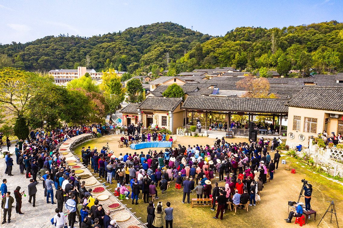中國鄉(xiāng)村旅游新殺出一匹“黑馬”，人們都往這跑，深秋旅游真火爆