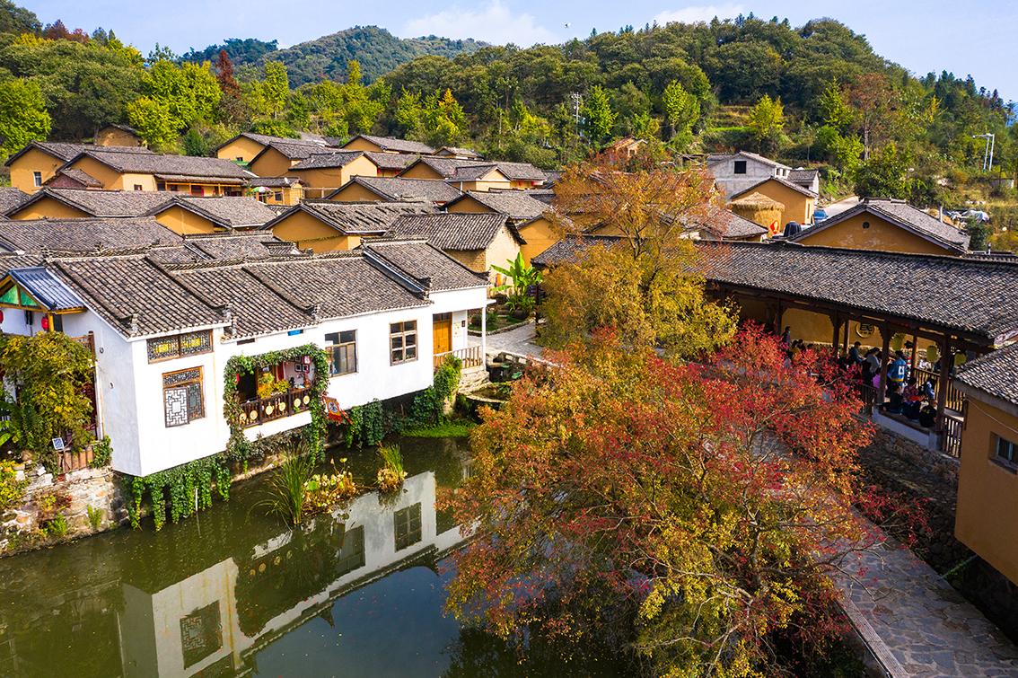 中國鄉(xiāng)村旅游新殺出一匹“黑馬”，人們都往這跑，深秋旅游真火爆