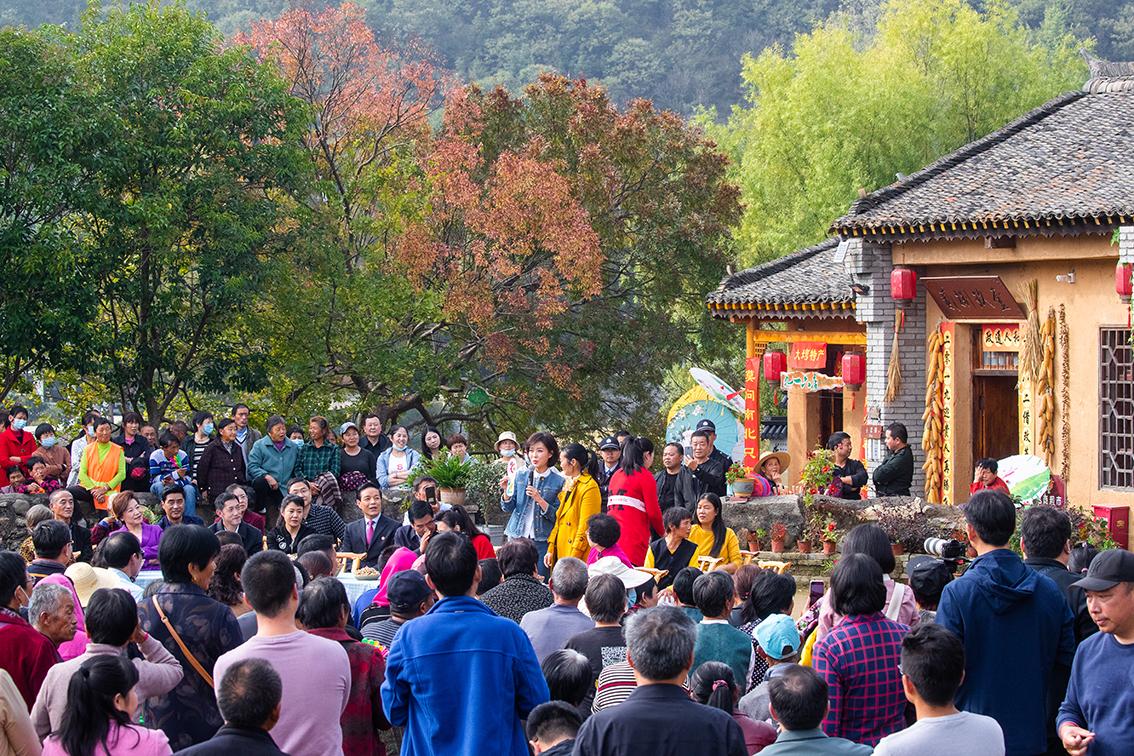 中國鄉(xiāng)村旅游新殺出一匹“黑馬”，人們都往這跑，深秋旅游真火爆