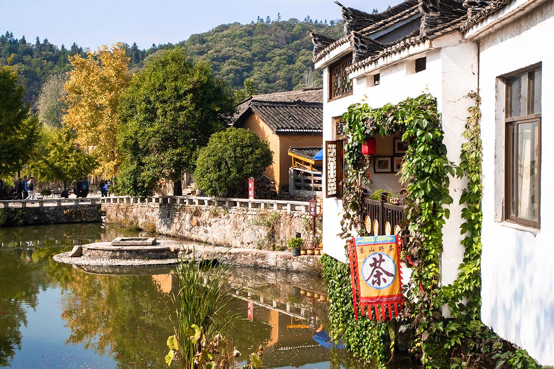 中國鄉(xiāng)村旅游新殺出一匹“黑馬”，人們都往這跑，深秋旅游真火爆