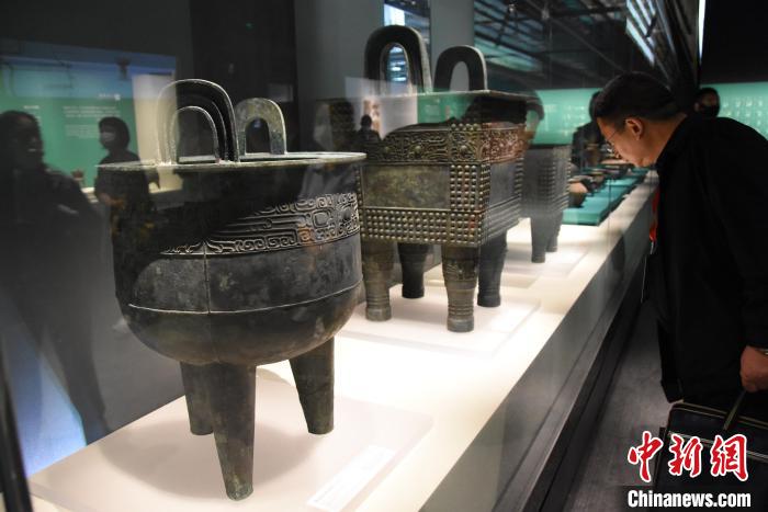 圖為商代青銅鼎(復(fù)制品)?！⊥跤?攝