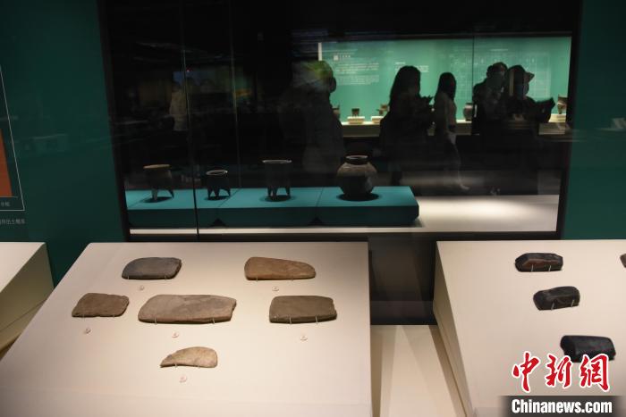 圖為展出的商代石器制品。　王宇 攝