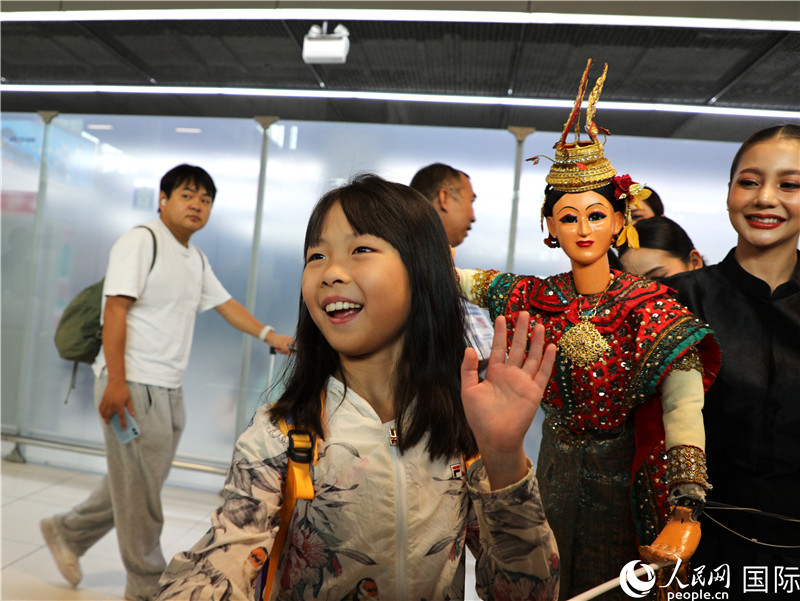 在迎接儀式中，泰國機場工作人員與中國游客友好互動。人民網(wǎng)記者 白元琪攝。