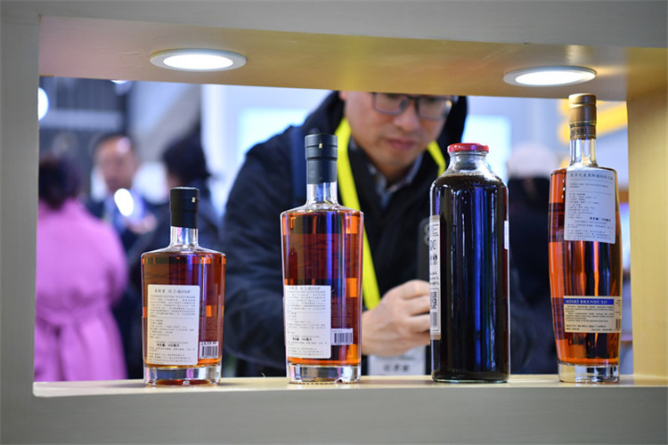 11月16日，觀眾在第七屆絲博會上參觀阿塞拜疆展位上的酒水產(chǎn)品。新華社記者 邵瑞 攝