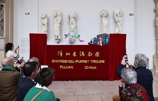 2月10日，在位于法國巴黎埃菲爾鐵塔附近的“建筑與遺產(chǎn)之城”博物館，觀眾欣賞漳州布袋木偶戲。新華社記者高靜攝