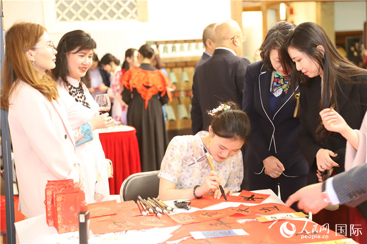 現(xiàn)場書法體驗。人民網(wǎng)記者 霍文攝