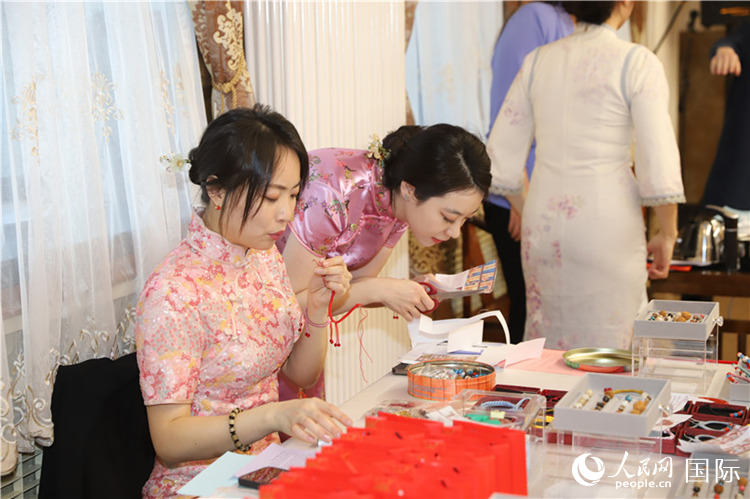 孔院教師展示剪紙。人民網(wǎng)記者 霍文攝