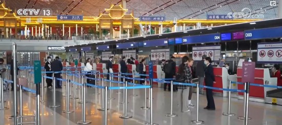 在首都機(jī)場(chǎng)，隨著國際直航航班的增加，旅客出行也更加便捷。