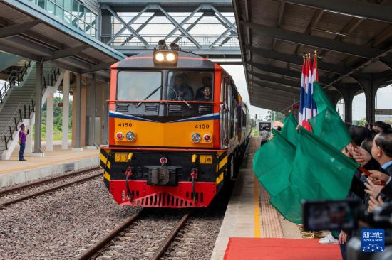   7月20日，首趟老撾泰國(guó)跨境鐵路客運(yùn)列車(chē)抵達(dá)老撾萬(wàn)象坎薩瓦站。新華社發(fā)（凱喬攝）