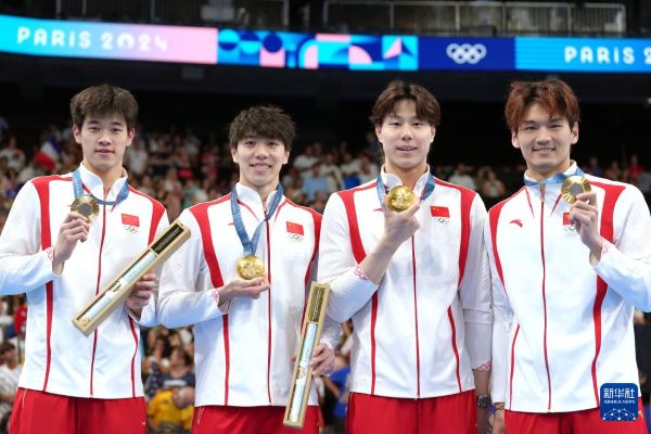北京時(shí)間8月5日，在巴黎奧運(yùn)會(huì)游泳項(xiàng)目男子4x100米混合泳接力決賽中，中國(guó)隊(duì)以3分27秒46的成績(jī)奪得金牌。圖為冠軍中國(guó)隊(duì)選手徐嘉余、覃海洋、孫佳俊、潘展樂(lè)（從右至左）在頒獎(jiǎng)儀式上。新華社記者 杜宇 攝