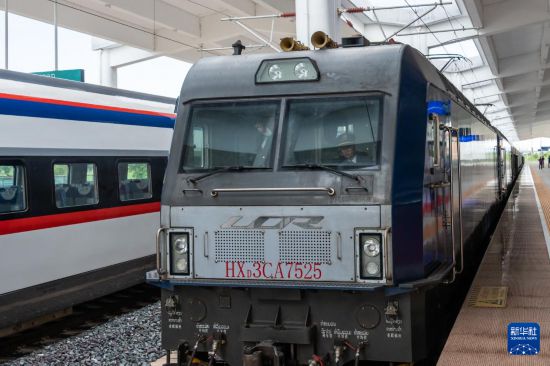 8月5日，由老撾籍火車司機(jī)獨(dú)立駕駛的滿載貨物的列車駛出中老鐵路萬象站。新華社發(fā)（凱喬 攝）