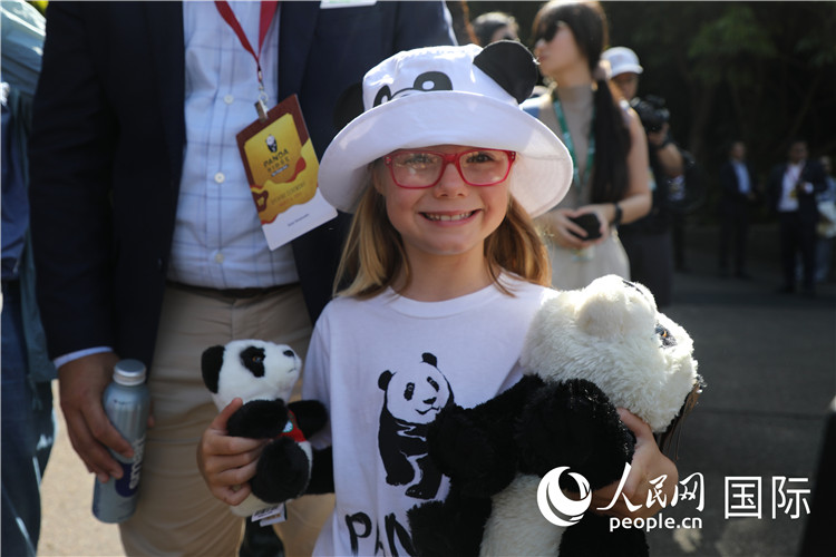 3、當天圣迭戈很多市民到動物園看大熊貓。 人民網(wǎng)記者 李志偉攝