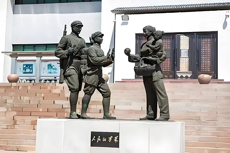 錦州蘋果廉政文化展覽館前的《人民的蘋果》主題雕塑。（由遼沈戰(zhàn)役紀(jì)念館供圖）