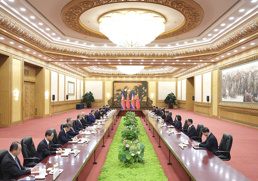 9月4日晚，中共中央總書記、國(guó)家主席習(xí)近平在北京人民大會(huì)堂同來(lái)華出席紀(jì)念中國(guó)人民抗日戰(zhàn)爭(zhēng)暨世界反法西斯戰(zhàn)爭(zhēng)勝利80周年活動(dòng)的朝鮮勞動(dòng)黨總書記、國(guó)務(wù)委員長(zhǎng)金正恩舉行會(huì)談。